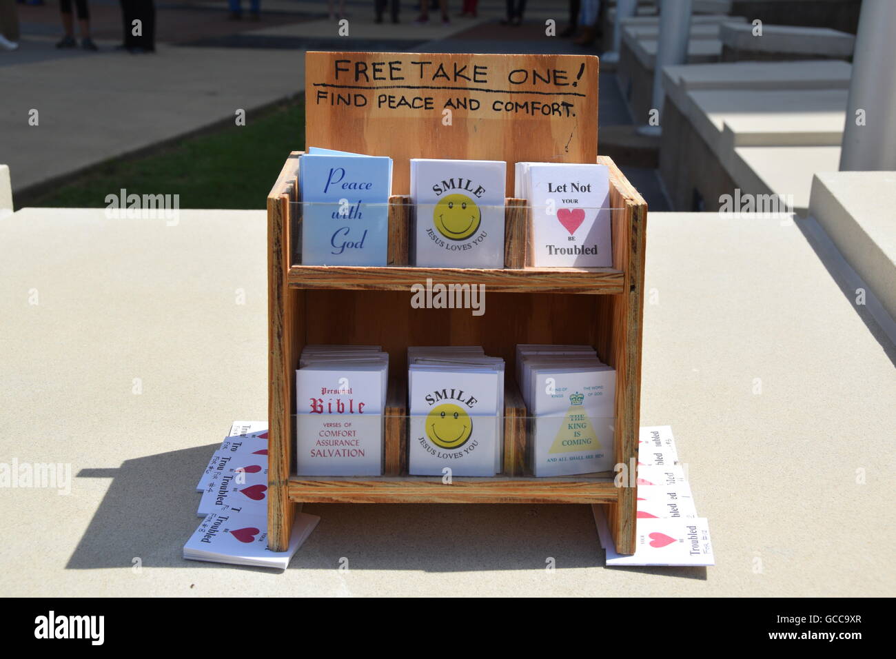 Dallas, Texas, Stati Uniti d'America. 8 Luglio, 2016. Al di fuori di Dallas questura su luglio 8th, 2016 un sostenitore del dipartimento di polizia a sinistra la casella di Christian opuscoli. Credito: Hum Immagini/Alamy Live News Foto Stock