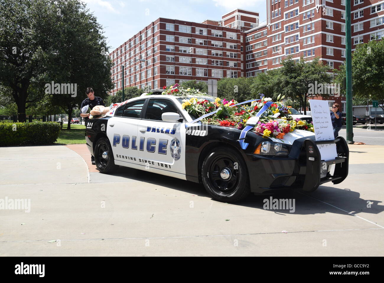 Dallas, Texas, Stati Uniti d'America. 8 Luglio, 2016. Dallas funzionari di polizia poco prima di mezzogiorno del 8 luglio 2016 decorare un auto della polizia al di fuori di Dallas questura con fiori donati dalla polizia e un locale Sam's Club store. Credito: Hum Immagini/Alamy Live News Foto Stock