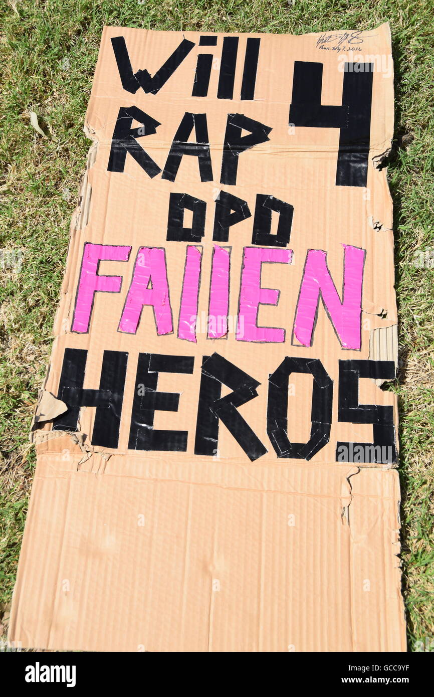 Dallas, Texas, Stati Uniti d'America. 8 Luglio, 2016. Yvette Gbalazeh, auto-proclamato "singola attivista della comunità " è venuto a Dallas Questura di suonare la chitarra e rap per Dallas' eroi caduti. Credito: Hum Immagini/Alamy Live News Foto Stock