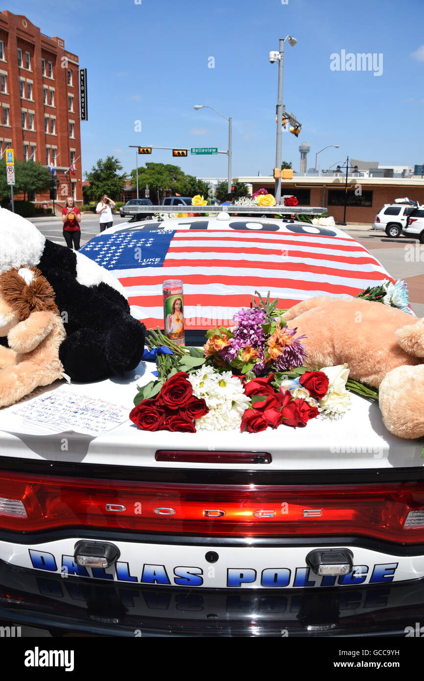 Dallas, Texas, Stati Uniti d'America. 8 Luglio, 2016. Dallas funzionari di polizia poco prima di mezzogiorno del 8 luglio 2016 decorare un auto della polizia al di fuori di Dallas questura con fiori donati dalla polizia e un locale Sam's Club store. Credito: Hum Immagini/Alamy Live News Foto Stock
