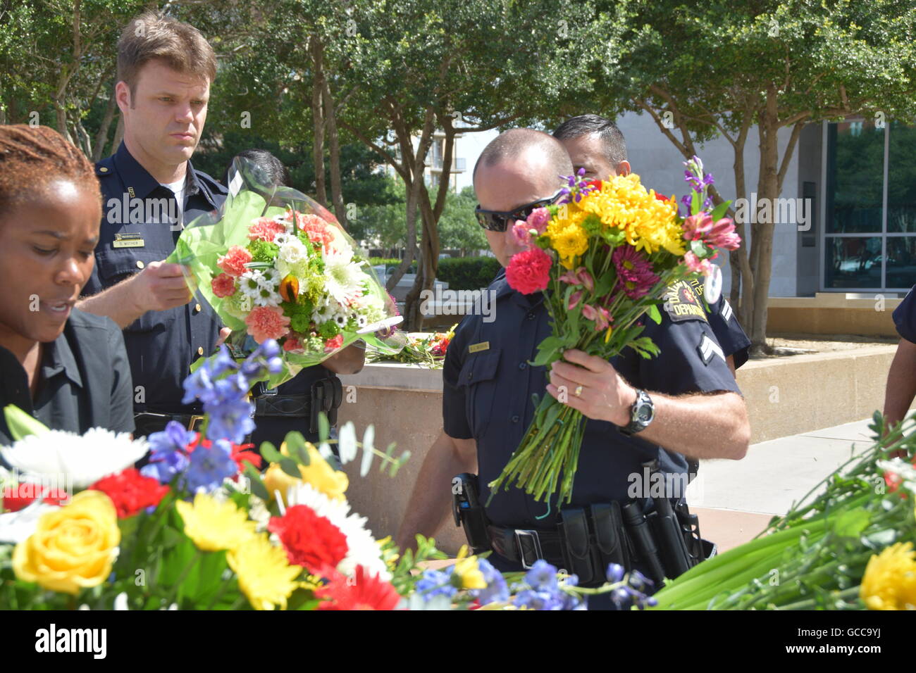 Dallas, Texas, Stati Uniti d'America. 8 Luglio, 2016. Dallas funzionari di polizia poco prima di mezzogiorno del 8 luglio 2016 decorare un auto della polizia al di fuori di Dallas questura con fiori donati dalla polizia e un locale Sam's Club store. Credito: Hum Immagini/Alamy Live News Foto Stock