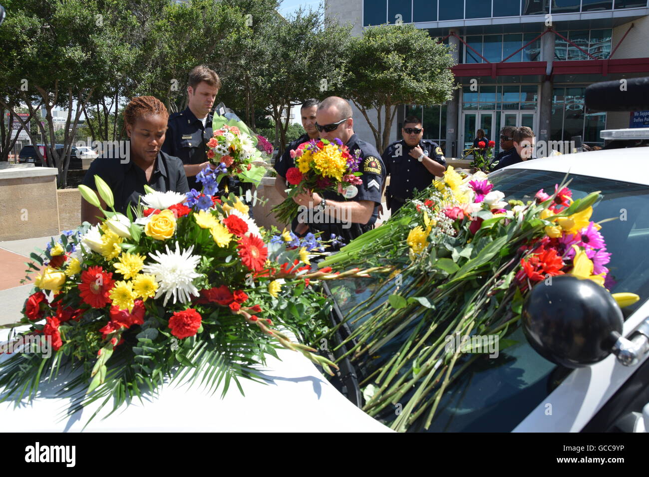 Dallas, Texas, Stati Uniti d'America. 8 Luglio, 2016. Dallas funzionari di polizia poco prima di mezzogiorno del 8 luglio 2016 decorare un auto della polizia al di fuori di Dallas questura con fiori donati dalla polizia e un locale Sam's Club store. Credito: Hum Immagini/Alamy Live News Foto Stock