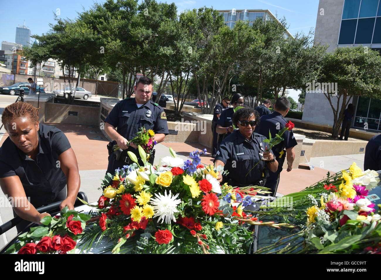 Dallas, Texas, Stati Uniti d'America. 8 Luglio, 2016. Dallas funzionari di polizia poco prima di mezzogiorno del 8 luglio 2016 decorare un auto della polizia al di fuori di Dallas questura con fiori donati dalla polizia e un locale Sam's Club store. Credito: Hum Immagini/Alamy Live News Foto Stock