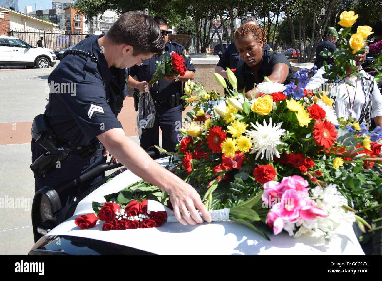 Dallas, Texas, Stati Uniti d'America. 8 Luglio, 2016. Dallas funzionari di polizia poco prima di mezzogiorno del 8 luglio 2016 decorare un auto della polizia al di fuori di Dallas questura con fiori donati dalla polizia e un locale Sam's Club store. Credito: Hum Immagini/Alamy Live News Foto Stock