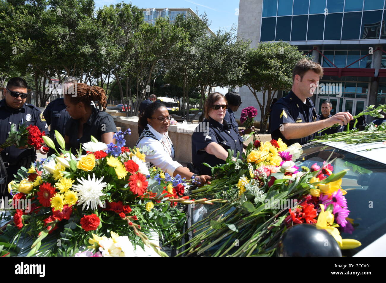 Dallas, Texas, Stati Uniti d'America. 8 Luglio, 2016. Dallas funzionari di polizia poco prima di mezzogiorno del 8 luglio 2016 decorare un auto della polizia al di fuori di Dallas questura con fiori donati dalla polizia e un locale Sam's Club store. Credito: Hum Immagini/Alamy Live News Foto Stock
