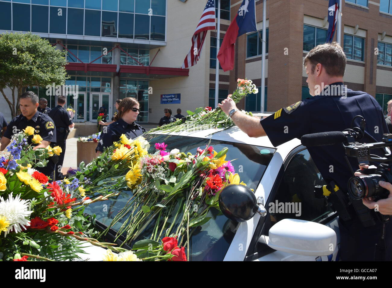 Dallas, Texas, Stati Uniti d'America. 8 Luglio, 2016. Dallas funzionari di polizia poco prima di mezzogiorno del 8 luglio 2016 decorare un auto della polizia al di fuori di Dallas questura con fiori donati dalla polizia e un locale Sam's Club store. Credito: Hum Immagini/Alamy Live News Foto Stock