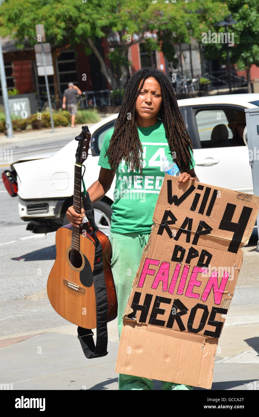 Dallas, Texas, Stati Uniti d'America. 8 Luglio, 2016. Yvette Gbalazeh, auto-proclamato "singola comunità' attivista visite Dallas Questura dove ella farà suonare la chitarra per Dallas' eroi caduti. Credito: Hum Immagini/Alamy Live News Foto Stock