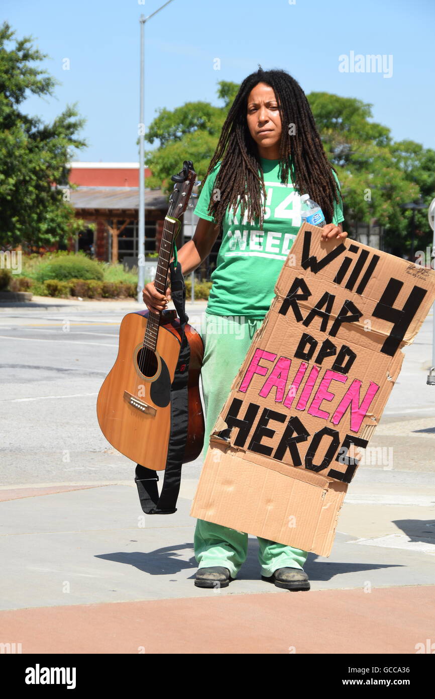 Dallas, Texas, Stati Uniti d'America. 8 Luglio, 2016. Yvette Gbalazeh, auto-proclamato "singola comunità' attivista visite Dallas Questura dove ella farà suonare la chitarra per Dallas' eroi caduti. Credito: Hum Immagini/Alamy Live News Foto Stock