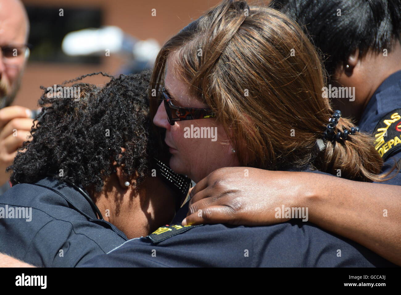 Dallas, Texas, Stati Uniti d'America. 8 Luglio, 2016. Dallas poliziotti rattristati e consolante uno un altro al di fuori di Dallas questura su luglio 8th, 2016 Credit: Hum Immagini/Alamy Live News Foto Stock