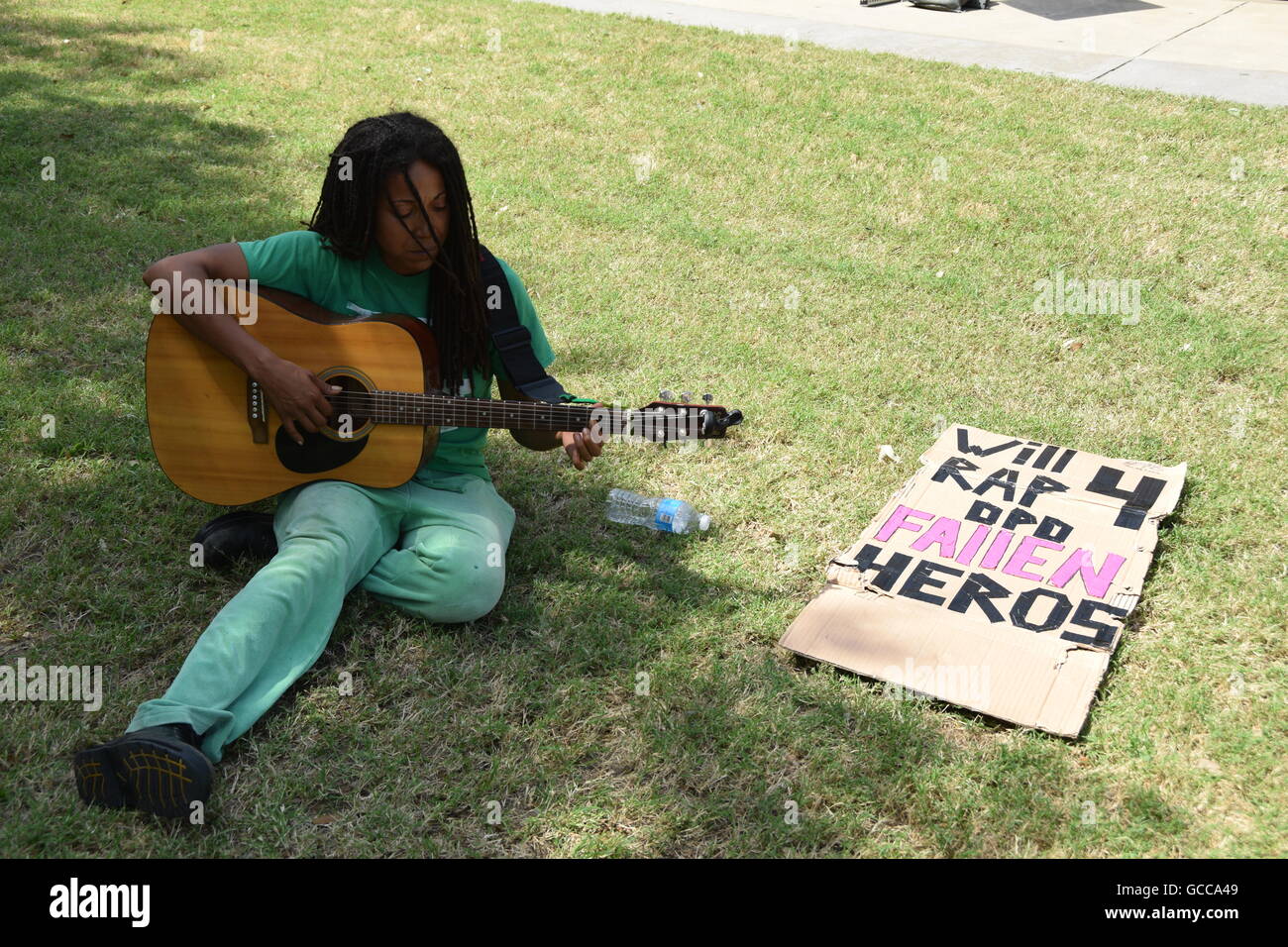 Dallas, Texas, Stati Uniti d'America. 8 Luglio, 2016. Yvette Gbalazeh, auto-proclamato "singola comunità' attivista visite Dallas Questura dove ella farà suonare la chitarra per Dallas' eroi caduti. Credito: Hum Immagini/Alamy Live News Foto Stock
