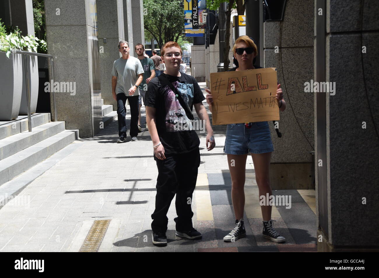 Dallas, Texas, Stati Uniti d'America. 8 Luglio, 2016. Due giovani passeggiando per il centro di Dallas con un segno che legge tutte le vite Importa. . Credito: Hum Immagini/Alamy Live News Foto Stock