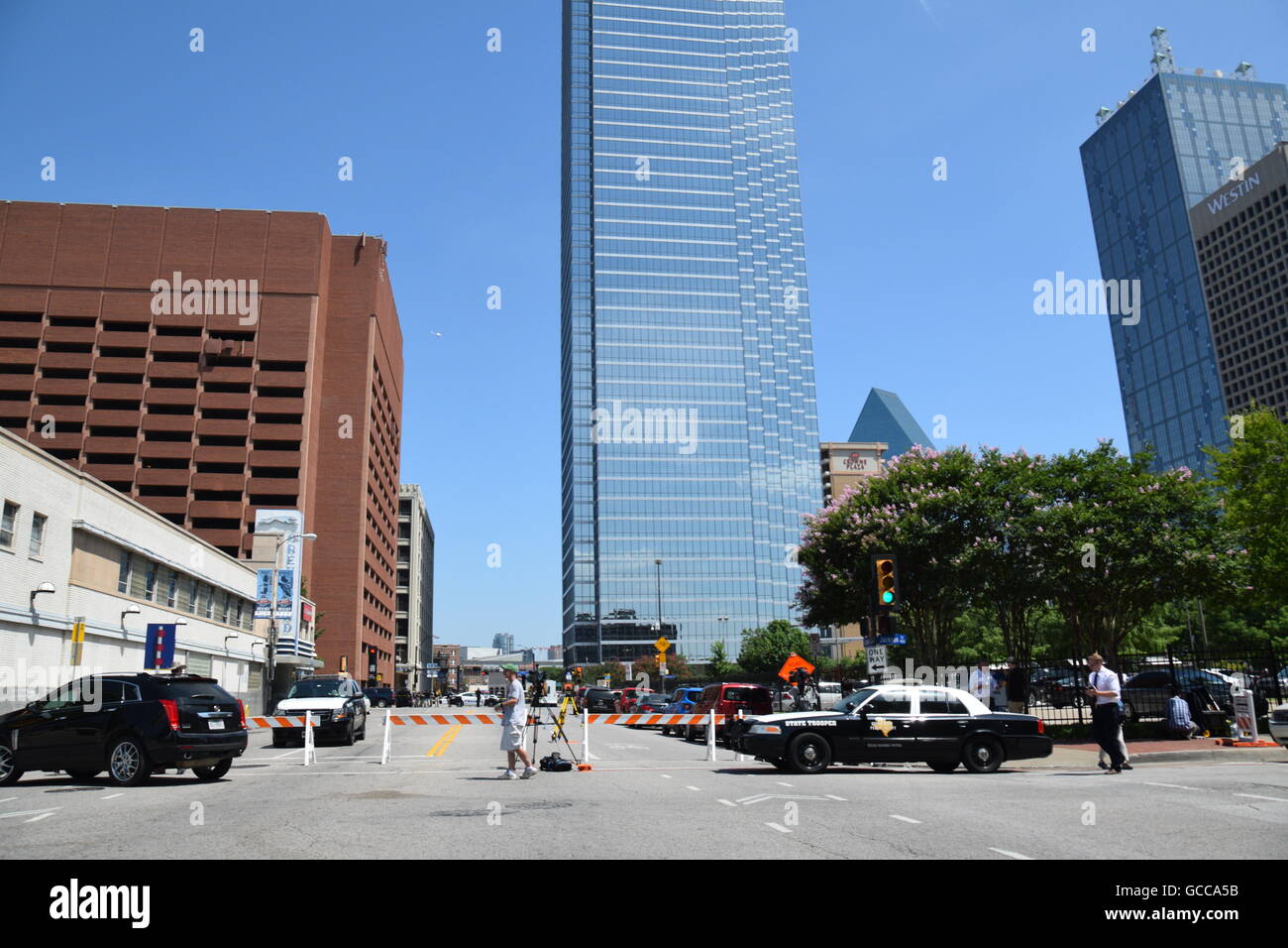 Dallas, Texas, Stati Uniti d'America. 8 Luglio, 2016. La scena della polizia tiri in downtown Dallas un giorno dopo l'evento e il centro della città è ancora chiusa della scena del crimine. . Credito: Hum Immagini/Alamy Live News Foto Stock