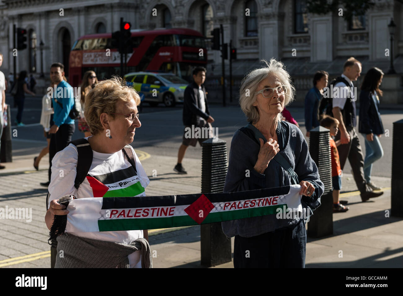 Londra, Regno Unito. 8 luglio 2016. Una folla di dimostranti si sono riuniti di fronte a Downing Street a 'l assedio a Gaza' rally per chiedere la fine del commercio di armi tra il Regno Unito e Israele nonché per porre fine a Israele di dieci anni di occupazione di Gaza. Wiktor Szymanowicz/Alamy Live News Foto Stock