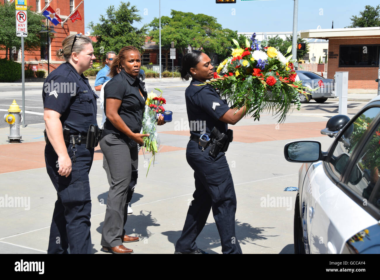 Dallas, Texas, Stati Uniti d'America. 8 Luglio, 2016. Dallas funzionari di polizia poco prima di mezzogiorno del 8 luglio 2016 decorare un auto della polizia al di fuori di Dallas questura con fiori donati dalla polizia e un locale Sam's Club store. Credito: Hum Immagini/Alamy Live News Foto Stock