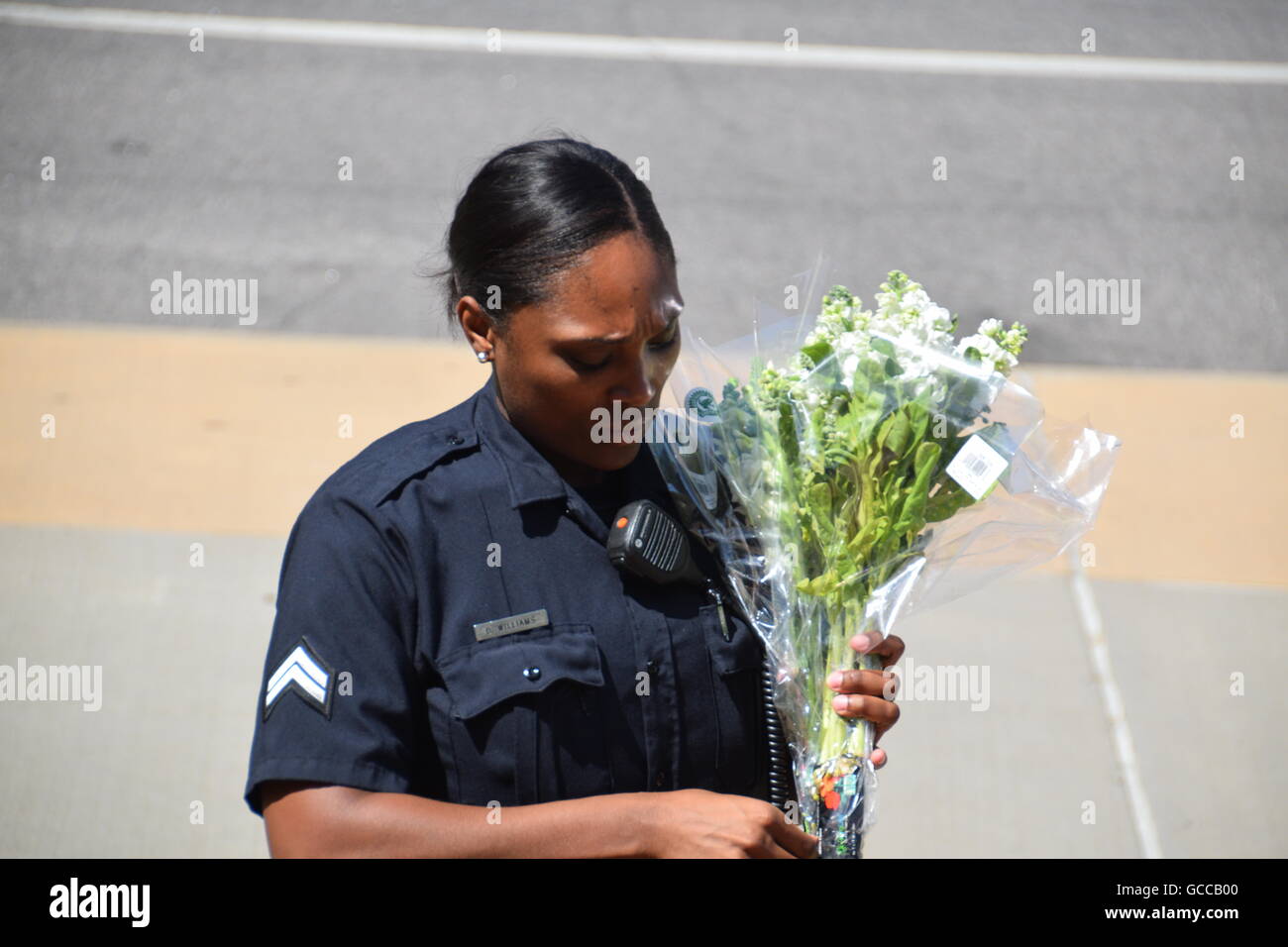 Dallas, Texas, Stati Uniti d'America. 8 Luglio, 2016. Dallas funzionari di polizia poco prima di mezzogiorno del 8 luglio 2016 decorare un auto della polizia al di fuori di Dallas questura con fiori donati dalla polizia e un locale Sam's Club store. Credito: Hum Immagini/Alamy Live News Foto Stock