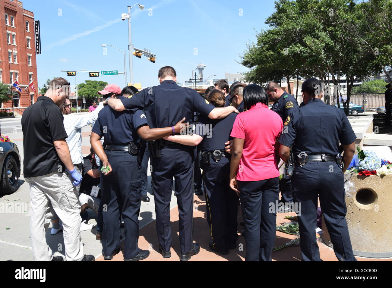 Dallas, Texas, Stati Uniti d'America. 8 Luglio, 2016. Dallas funzionari di polizia poco prima di mezzogiorno del 8 luglio 2016 pregare insieme al di fuori di Dallas Questura Credito: Hum Immagini/Alamy Live News Foto Stock