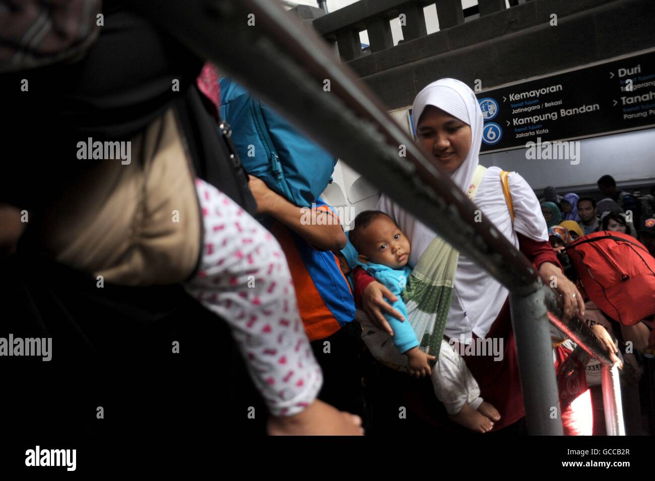 Jakarta, Indonesia. 9 Luglio, 2016. Persone sbarcare un treno al ritorno dalle loro città di appartenenza dopo aver celebrato l'Eid al-Fitr con le famiglie, al Pasar Senen stazione di Jakarta, Indonesia, Luglio 9, 2016. © Agung Kuncahya B./Xinhua/Alamy Live News Foto Stock