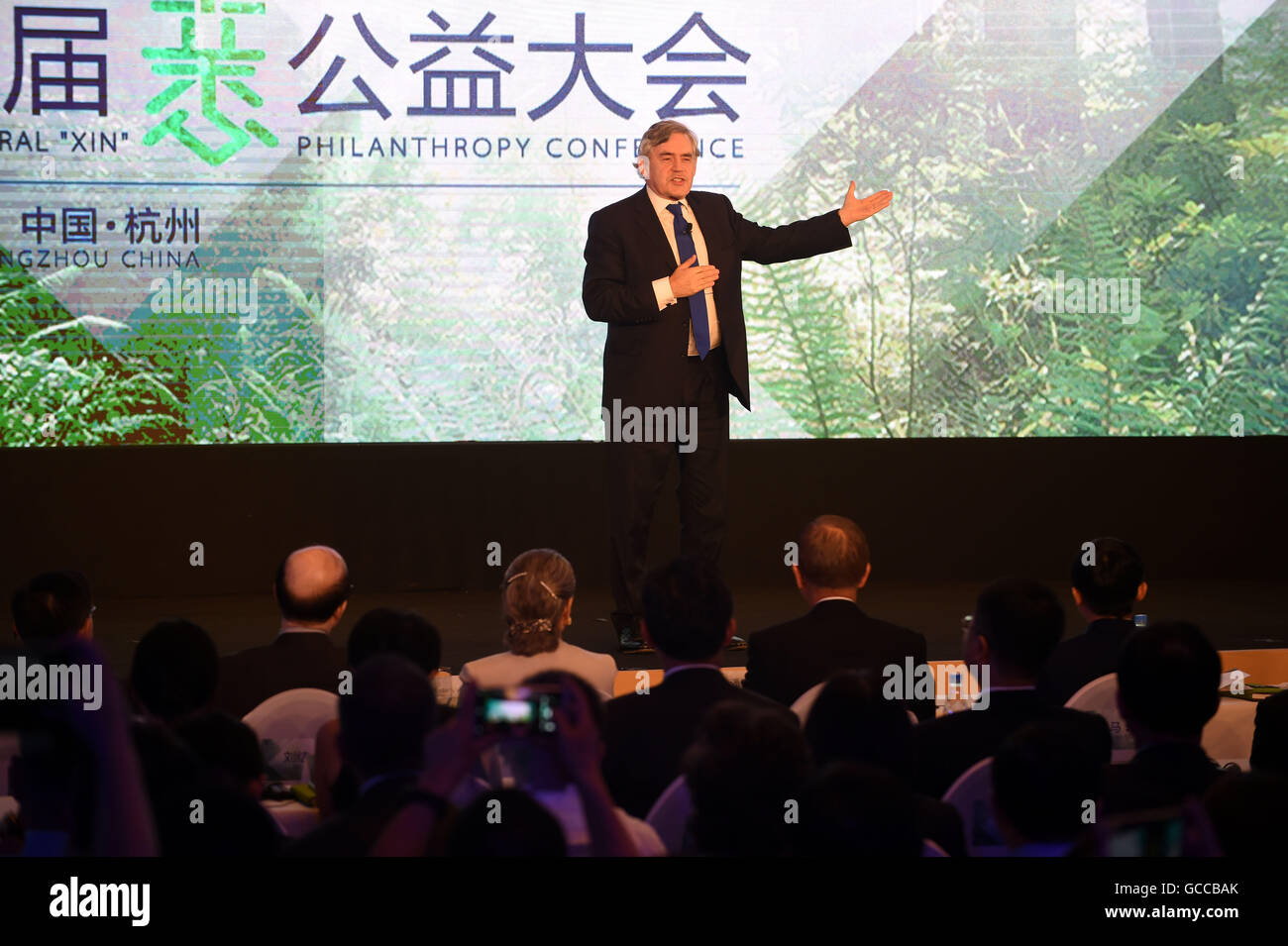Hangzhou, cinese della Provincia di Zhejiang. 9 Luglio, 2016. L'ex primo ministro britannico Gordon Brown parla durante la cerimonia inaugurale dei XIN filantropia conferenza di Hangzhou, a est della capitale cinese della Provincia di Zhejiang, Luglio 9, 2016. © Wang Dingchang/Xinhua/Alamy Live News Foto Stock
