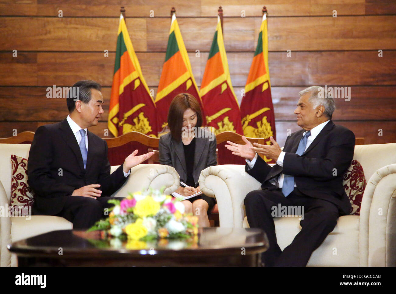 Colombo, Sri Lanka. 9 Luglio, 2016. Primo Ministro dello Sri Lanka Ranil Wickremesinghe (R) si riunisce con la visita il ministro degli Affari Esteri cinese Wang Yi (L), in Colombo, Sri Lanka, Luglio 9, 2016. Sri Lanka vorrei fare sforzi congiunti con la Cina per il XXI secolo Maritime Silk Road costruzione, Primo Ministro dello Sri Lanka Ranil Wickremesinghe detto sabato. © Yang Meiju/Xinhua/Alamy Live News Foto Stock