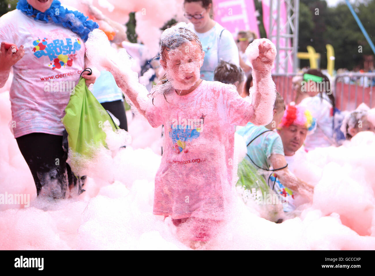 Bubble Rush è un evento di beneficenza per Demelza che comporta una divertente correre intorno a Preston Park, Brighton, dove 1500 più partecipanti Foto Stock