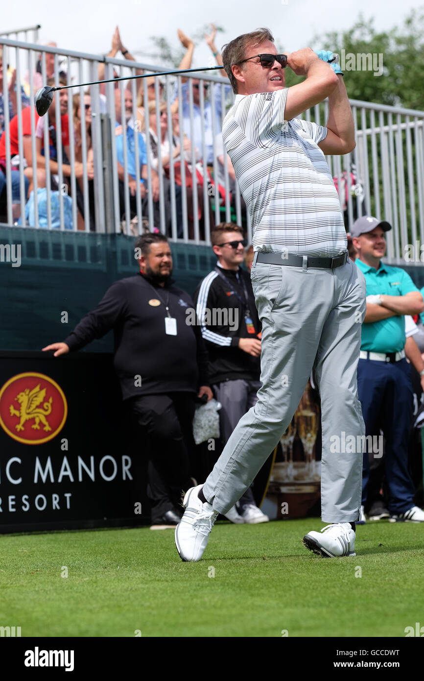 Celtic Manor di Newport, Galles - Sabato 9 Luglio 2016 - la celebrità Cup Competizione golf imprenditore Peter Jones giocare come un membro del team in Inghilterra a questo evento. Fotografia Steven Maggio / Alamy Live News Foto Stock