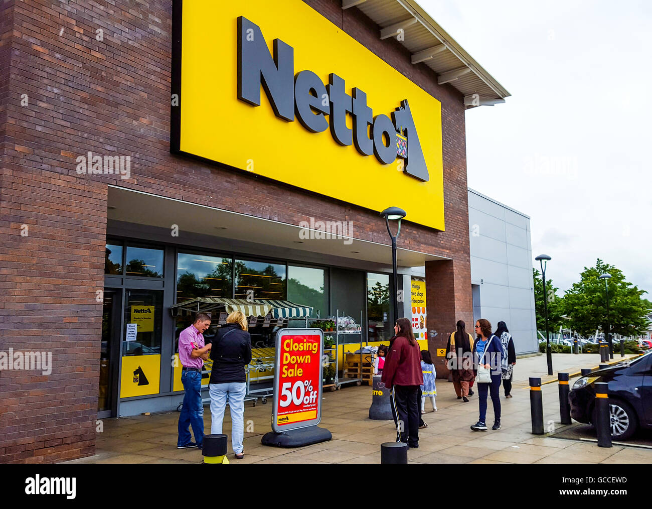 Leeds, Regno Unito - 9 luglio 2016. La chiusura di vendita presso il negozio netto in Moro Allerton Centro, Nord di Leeds. Tutti i negozi netto nel Regno Unito stanno chiudendo dopo Sainsbury's ha annunciato la fine della loro joint venture prova con netto. I clienti sono stati allontanati alle 15.30 dopo ansiosi acquirenti causato il negozio per chiudere in anticipo a causa di bassi livelli di stock. La chiusura di vendita è previsto di continuare la prossima settimana. Credito: James Copeland/Alamy Live News Foto Stock