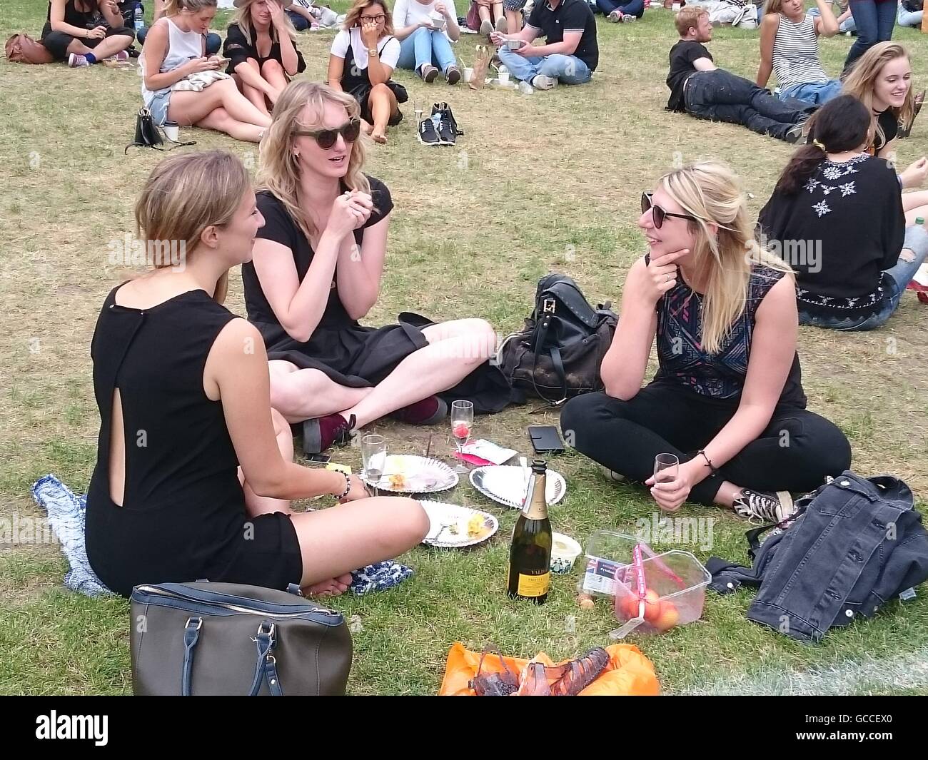 Le fragole e il torneo di Wimbledon 2016 donne Screening finale al Duke of York Square, Londra, UK 9 luglio 2016 Credit: Nastia M/Alamy Live News Foto Stock