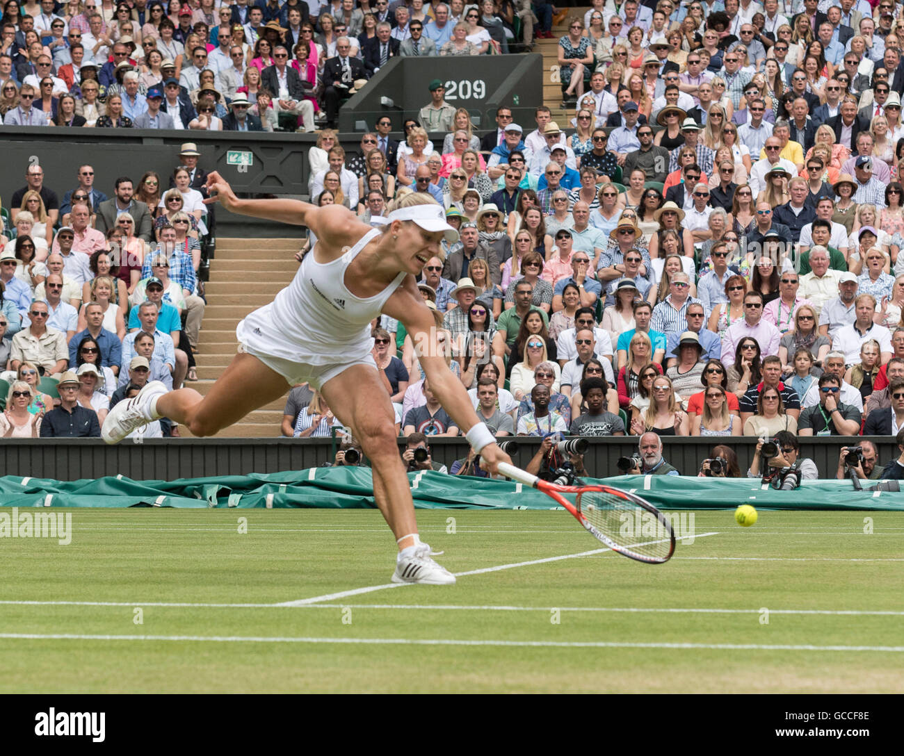 Londra, Regno Unito. 9 Luglio, 2016. Il torneo di Wimbledon Tennis Championships 2016 tenutosi presso il All England Lawn Tennis e Croquet Club di Londra, Inghilterra, Regno Unito. Serena Williams (USA) [1] v Angelique Kerber (GER) [4]. Ladies' Singles finale, Centre Court. Nella foto:- Angelique Kerber. Credito: Duncan Grove/Alamy Live News Foto Stock