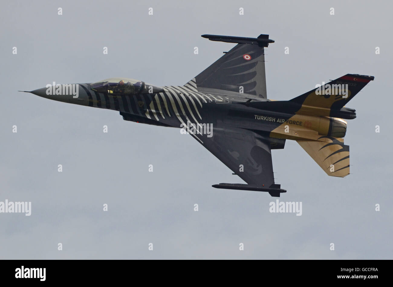 Solo Turk Turkish Air Force General Dynamics F-16 Fighting Falcon jet da combattimento al Royal International Air Tattoo, RIAT, RAF Fairford airshow di Foto Stock