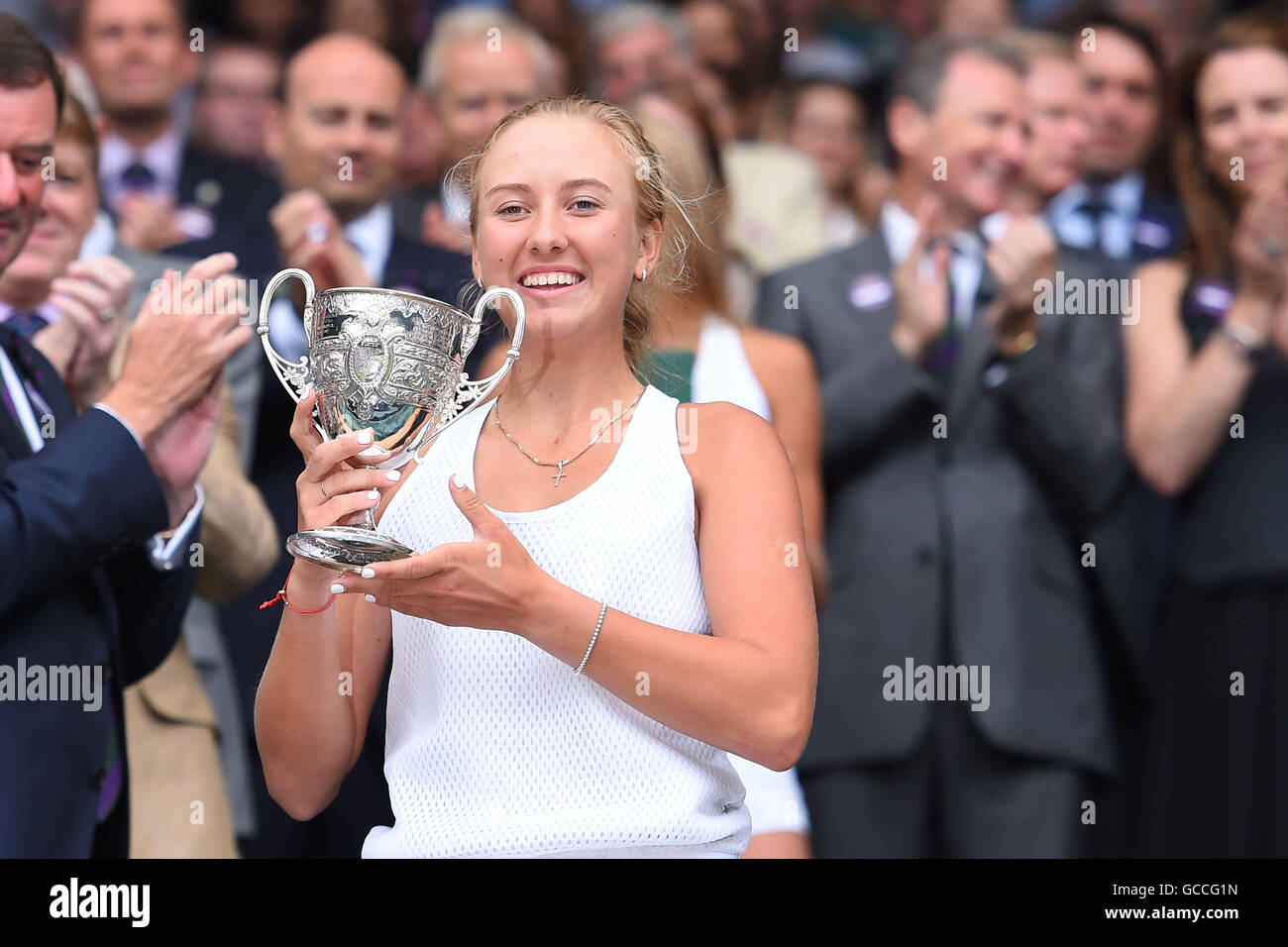 Il torneo di Wimbledon, Londra, Regno Unito. 9 Luglio, 2016. Il torneo di Wimbledon Tennis Championships Giorno 13. La ragazza single finalisti Anastassia Potapova (RUS) e Dayana Yastremska (UKR) ricevono i loro trofei dal Duca di Kent nel Royal Box. Potapova hanno vinto il loro match di oggi in retta fissa. Credit: Azione Plus immagini di sport/Alamy Live News Foto Stock