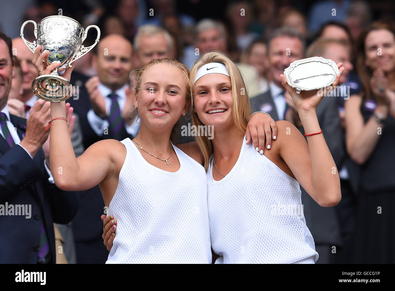 Il torneo di Wimbledon, Londra, Regno Unito. 9 Luglio, 2016. Il torneo di Wimbledon Tennis Championships Giorno 13. La ragazza single finalisti Anastassia Potapova (RUS) e Dayana Yastremska (UKR) ricevono i loro trofei dal Duca di Kent nel Royal Box. Potapova hanno vinto il loro match di oggi in retta fissa. Credit: Azione Plus immagini di sport/Alamy Live News Foto Stock