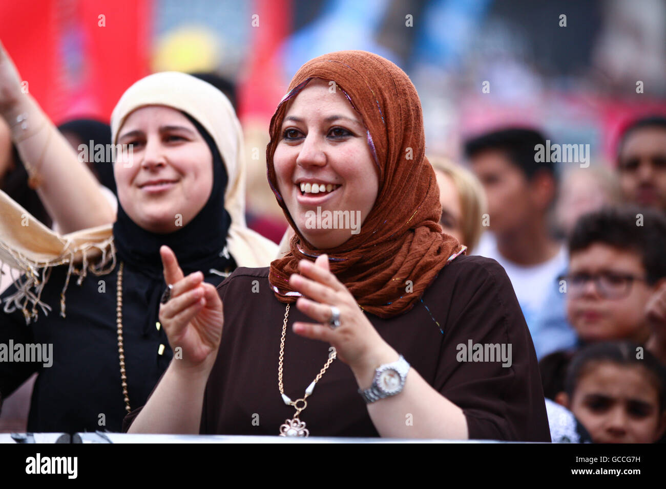 Londra, UK 9 Luglio 2016 - i musulmani provenienti da tutto il paese celebrare la fine del Ramandan presso il festival di EID in Trafalgar Square. Credito: Dinendra Haria/Alamy Live News Foto Stock