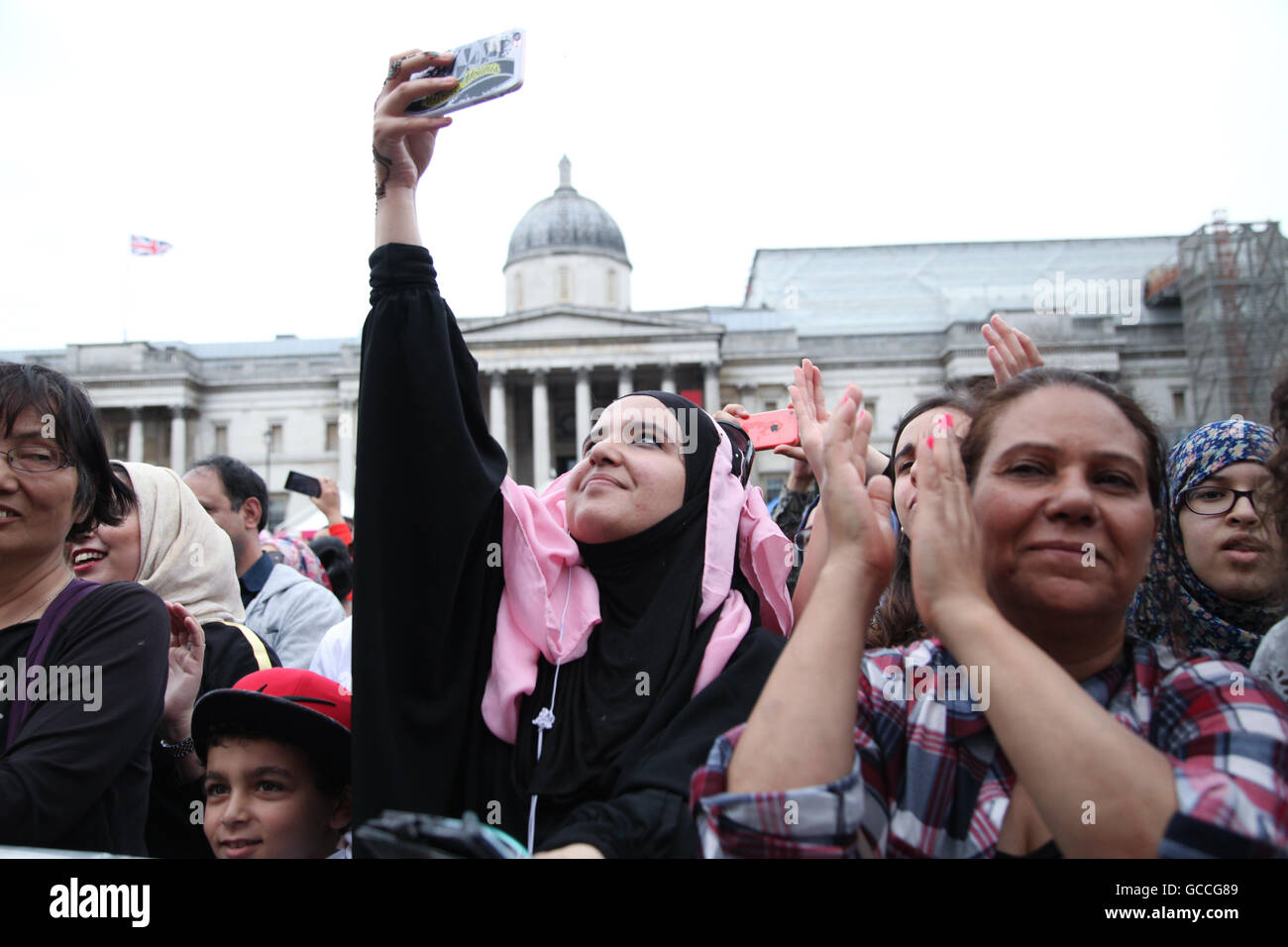 Londra, UK 9 Luglio 2016 - i musulmani provenienti da tutto il paese celebrare la fine del Ramandan presso il festival di EID in Trafalgar Square. Credito: Dinendra Haria/Alamy Live News Foto Stock