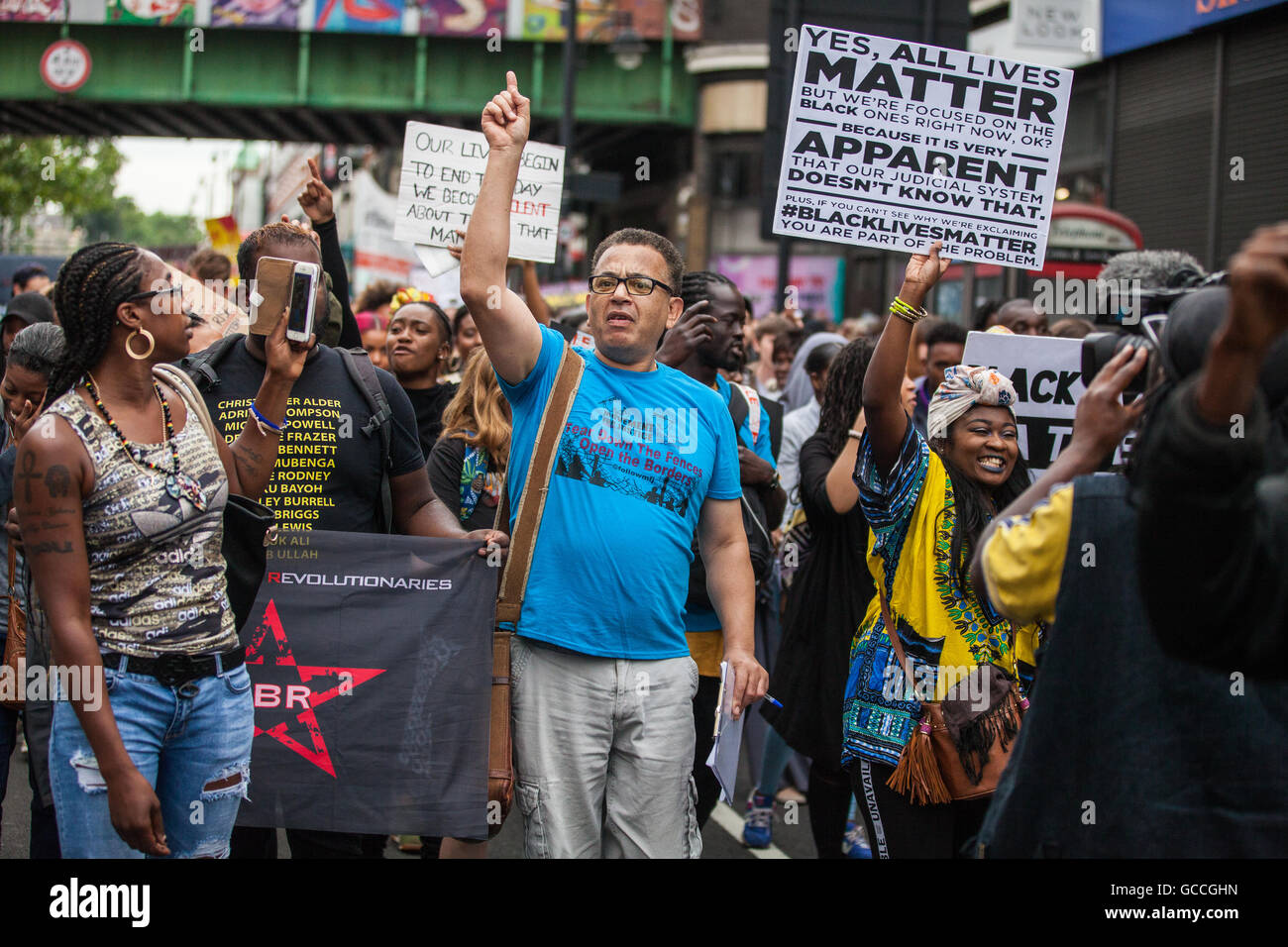 Londra, Regno Unito. 9 Luglio, 2016. Gli attivisti provenienti da gruppi tra cui nero vive questione UK marzo a Brixton in solidarietà con Alton Sterling e Philando Castiglia, che erano fatalmente shot dalla polizia a Dallas e Minnesota la scorsa settimana. Coloro che frequentano il marzo ha ricordato anche molte altre vittime della violenza da parte delle forze di polizia, sia negli USA e nel Regno Unito. Foto Stock