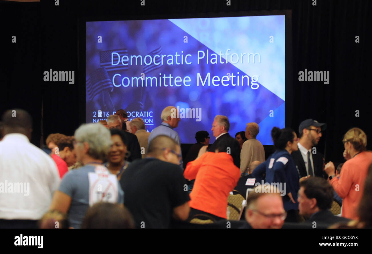 Orlando, Florida, Stati Uniti d'America. 9 Luglio, 2016. Le persone si mescolano durante una pausa al 2016 Convenzione Nazionale Democratica Comitato piattaforma incontro presso la struttura Doubletree by Hilton Hotel Orlando, in Florida il 9 luglio 2016. Candidato presidenziale democratico Bernie Sanders non è riuscito a ottenere un linguaggio forte opposta al partenariato Trans-Pacific inserito nel progetto di piattaforma democratica che alla riunione di partito. Credito: Paul Hennessy/Alamy Live News Foto Stock