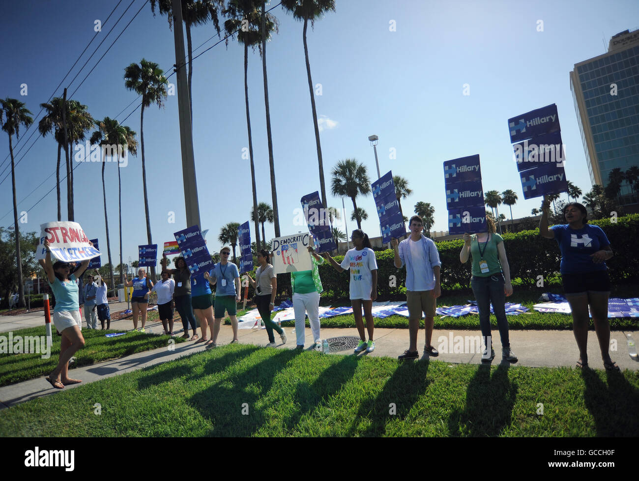 Orlando, Florida, Stati Uniti d'America. 9 Luglio, 2016. I sostenitori del presunto candidato presidenziale democratica Hillary Clinton segni di attesa al di fuori del 2016 Convenzione Nazionale Democratica Comitato piattaforma incontro presso la struttura Doubletree by Hilton Hotel Orlando, in Florida il 9 luglio 2016. Candidato presidenziale democratico Bernie Sanders non è riuscito a ottenere un linguaggio forte opposta al partenariato Trans-Pacific inserito nel progetto di piattaforma democratica che alla riunione di partito. Credito: Paul Hennessy/Alamy Live News Foto Stock