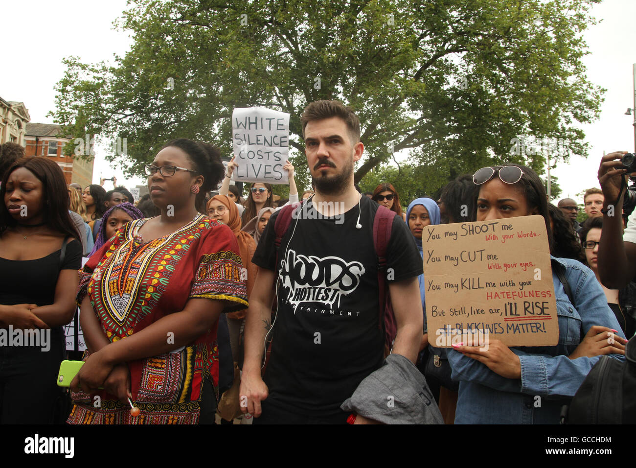 Londra, Regno Unito. 9 Luglio, 2016. Migliaia di londinesi convined in Brixton per una solidarietà di marzo che segue le riprese di Alton Sterling e Philando Castiglia da poilicein New Orleans e del Minnesota rispettivamente. La marcia di protesta il 9 luglio 2016 ha iniziato in corrispondenza di Windrush Square a Brixton, a sud di Londra. Ad oggi circa 509 persone hanno sparato e ucciso dalla polizia in 2016 in America questo anno così lontano. Credito: David mbiyu/Alamy Live News Foto Stock