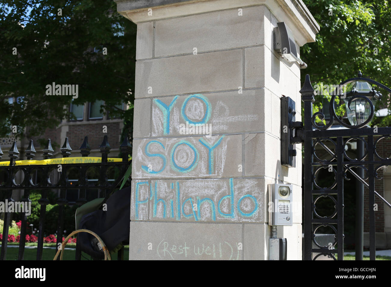 San Paolo, Minnesota, Stati Uniti d'America. 9 Luglio, 2016. Grafitti lasciato dai manifestanti davanti alla casa del Governatore del Minnesota Mark Dayton, all indomani della polizia di scatto di Philando Castiglia. Credito: Gina Kelly / Alamy Live News Foto Stock