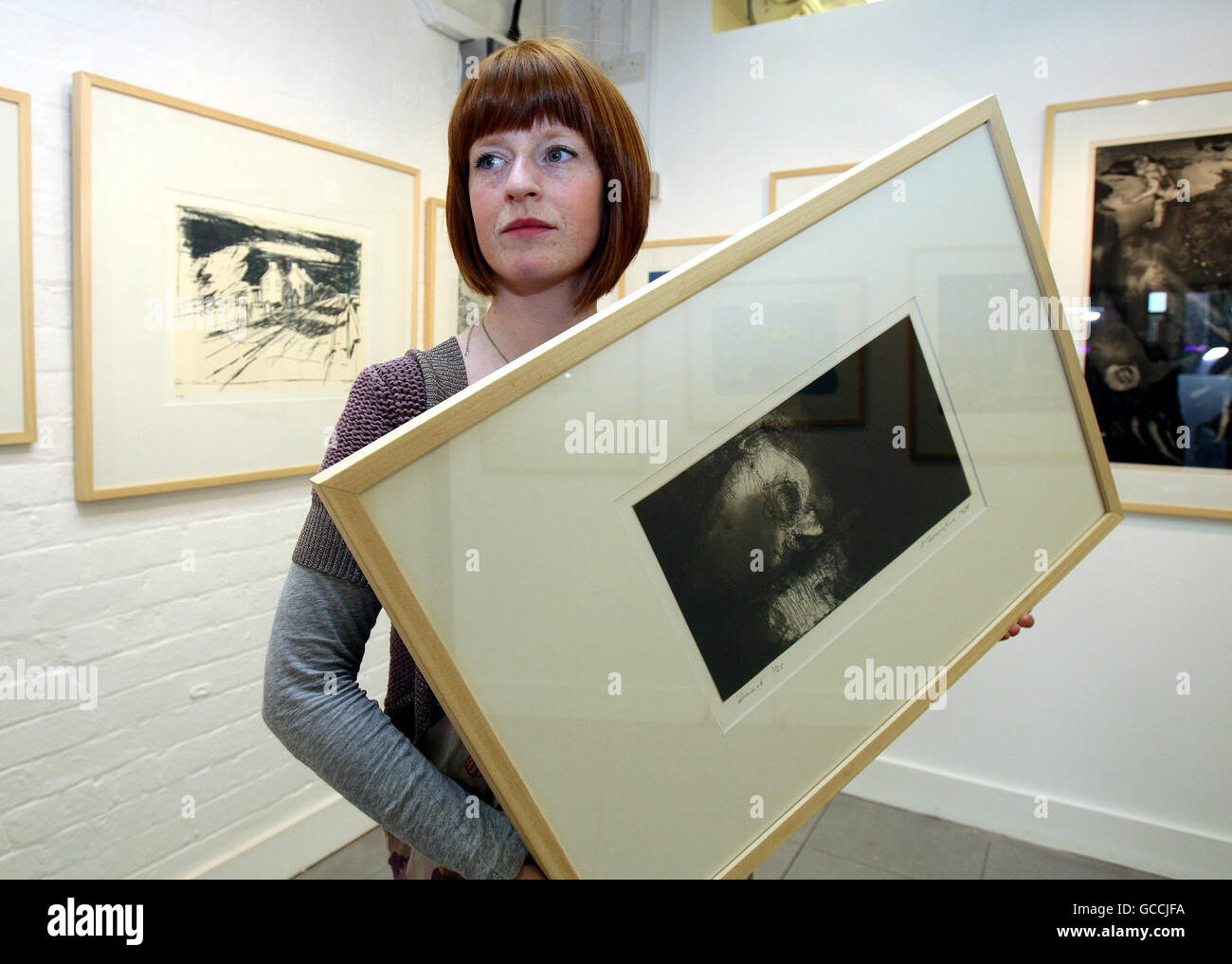 Jessica Hollywood, Technical workshop manager con l'artista Hughie o'Donaghue Work dà diritto a 'Head' presso il Belfast Print Work Shop. Foto Stock