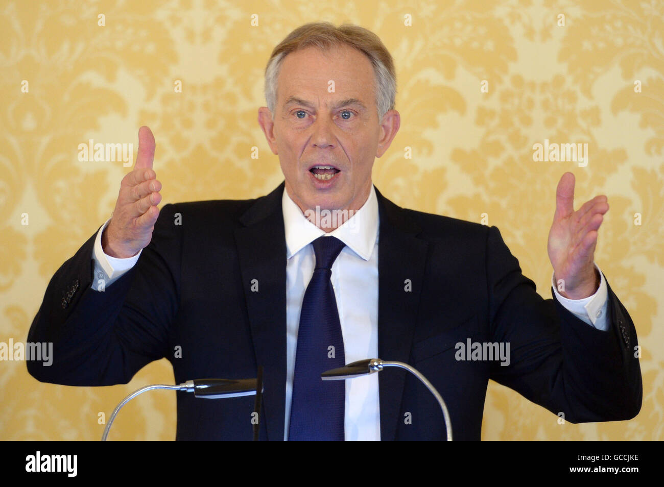 Tony Blair tiene una conferenza stampa all'Admiralty House di Londra, dove, rispondendo al rapporto Chilcot, ha affermato: "Esprimo più dolore, rammarico e scuse di quanto possiate mai sapere o credere". Foto Stock