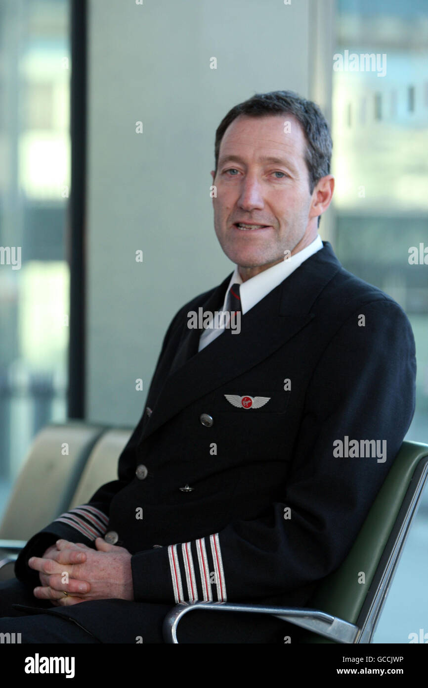 Il capitano Chris Hall e altri 60 membri del personale della Virgin Atlantic si mettono in posa per i media all'aeroporto di Heathrow prima di salire sul Monte Kenya. Foto Stock