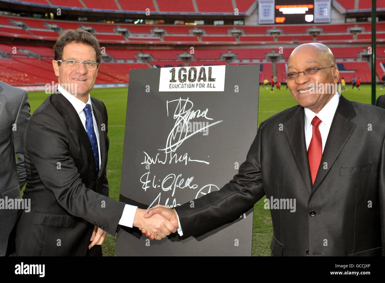 Il presidente sudafricano Jacob Zuma stringe le mani con Fabio Capello (a sinistra), il manager della squadra di calcio inglese allo stadio Wembley nel nord-ovest di Londra, oggi durante la sua visita di Stato nel Regno Unito. Foto Stock