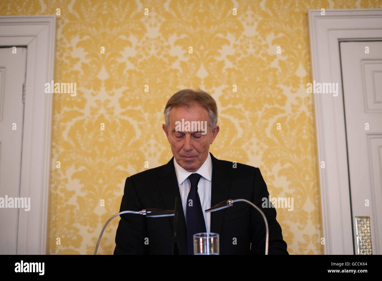 Ex primo ministro Tony Blair tiene una conferenza stampa nella Admiralty House di Londra, dove risponde alla relazione Chilcot ha detto: "ESPRIMO più tristezza, rammarico e le scuse non si può mai sapere o può credere.". Foto Stock