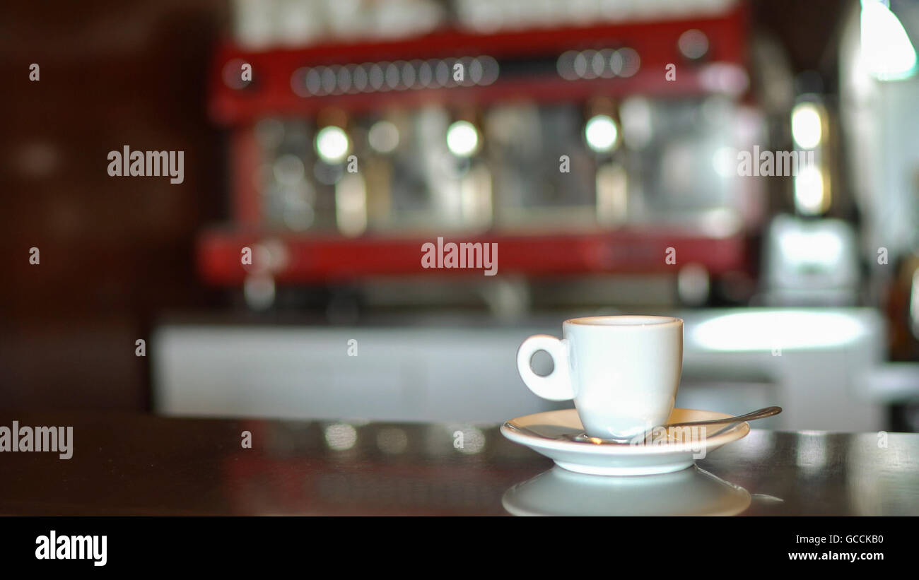 White tazza di caffè servito sul bancone del bar. Foto Stock White tazza di caffè servito sul bancone del bar. Foto Stock