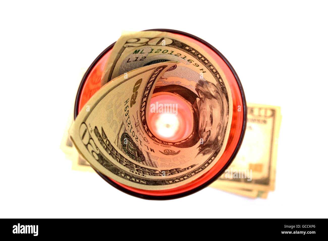 20 dollari bill in un vetro rosso vista dall'alto. Foto Stock