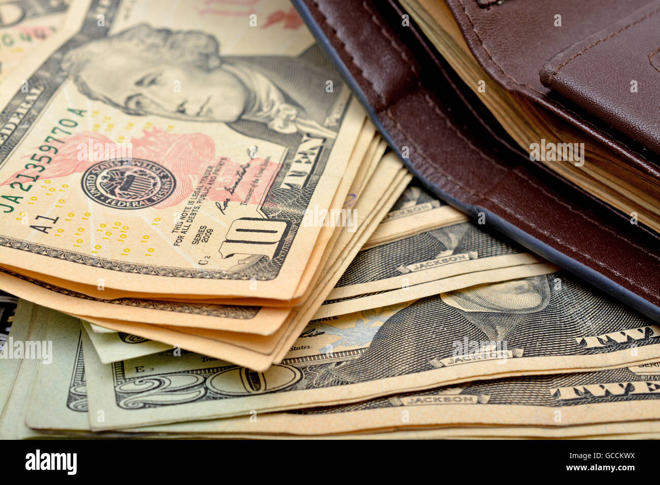 Le fatture del dollaro in un portafoglio con il denaro dello sfondo. Foto Stock