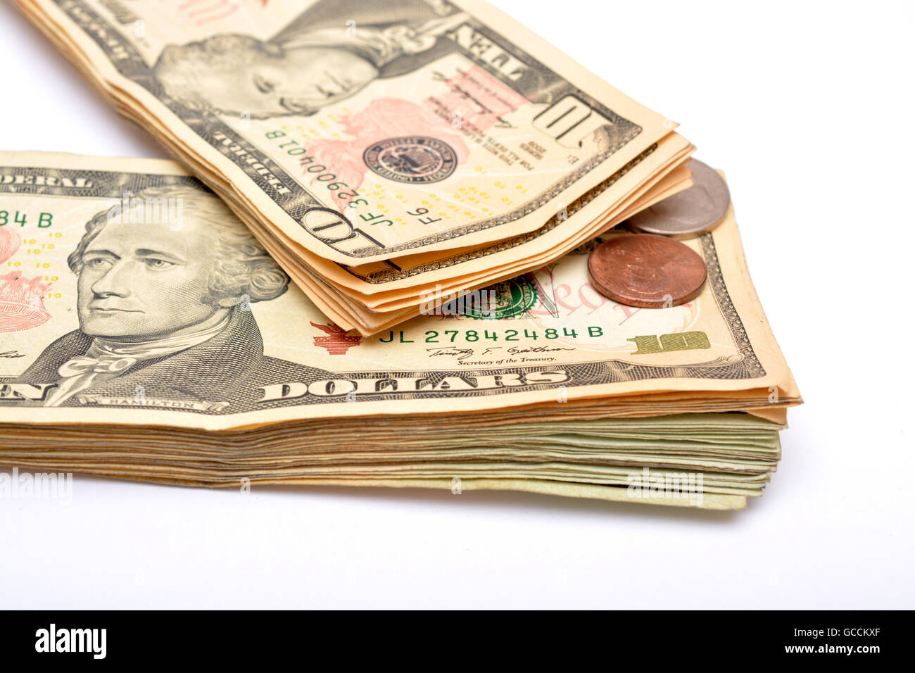 Note di valuta dollari e monete su sfondo bianco. Foto Stock