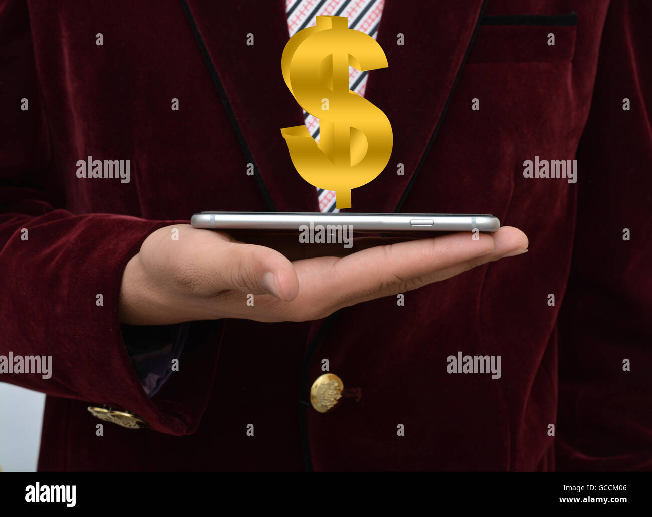 Imprenditore tenendo lo smartphone con il simbolo del dollaro. Foto Stock