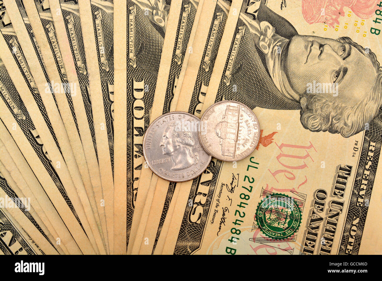 Finanza soldi lo sfondo con il dollaro banconote e monete. Foto Stock