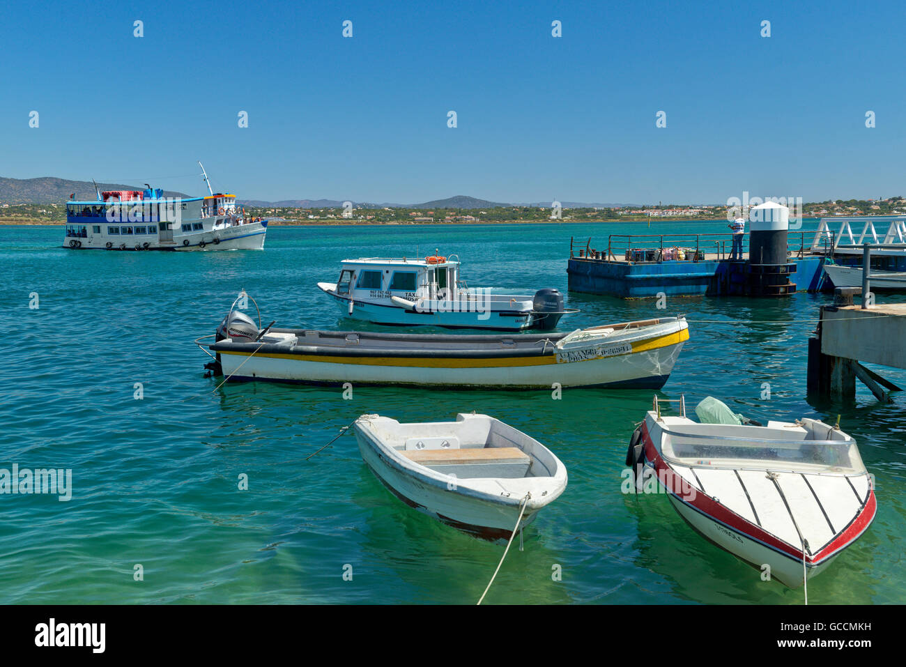 Il traghetto che arrivano sulla Ilha de Armona island, nel Ria Formosa riserva naturale, Olhão, Algarve. Portogallo Foto Stock